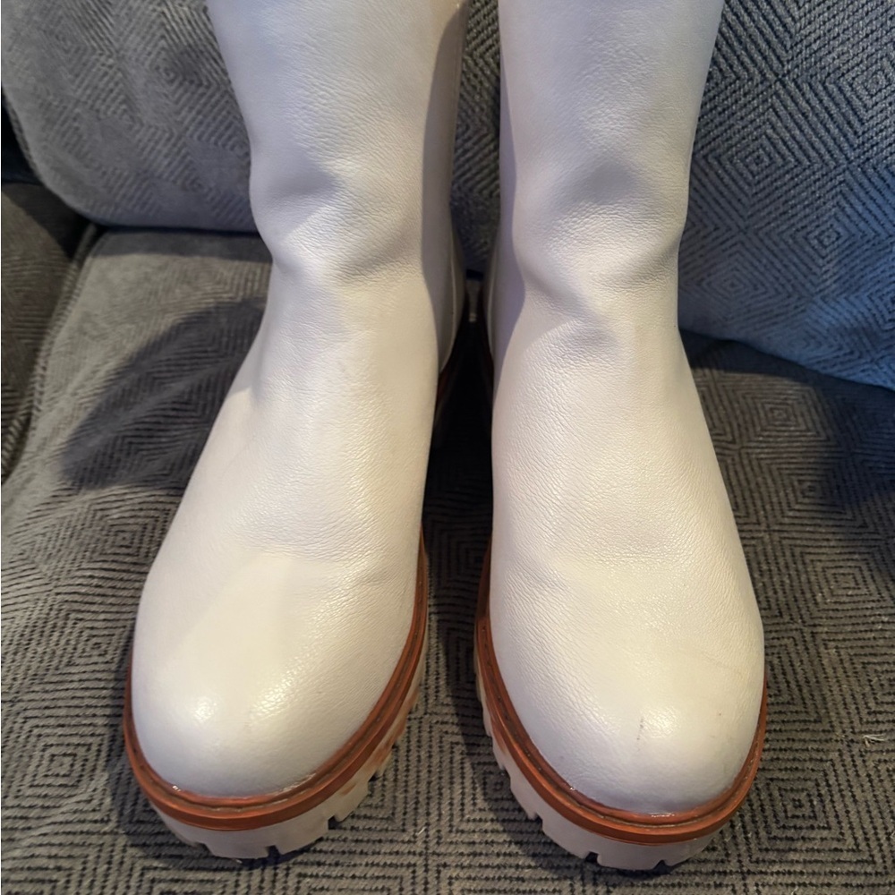Chic White Zby Size 8 boots A00507